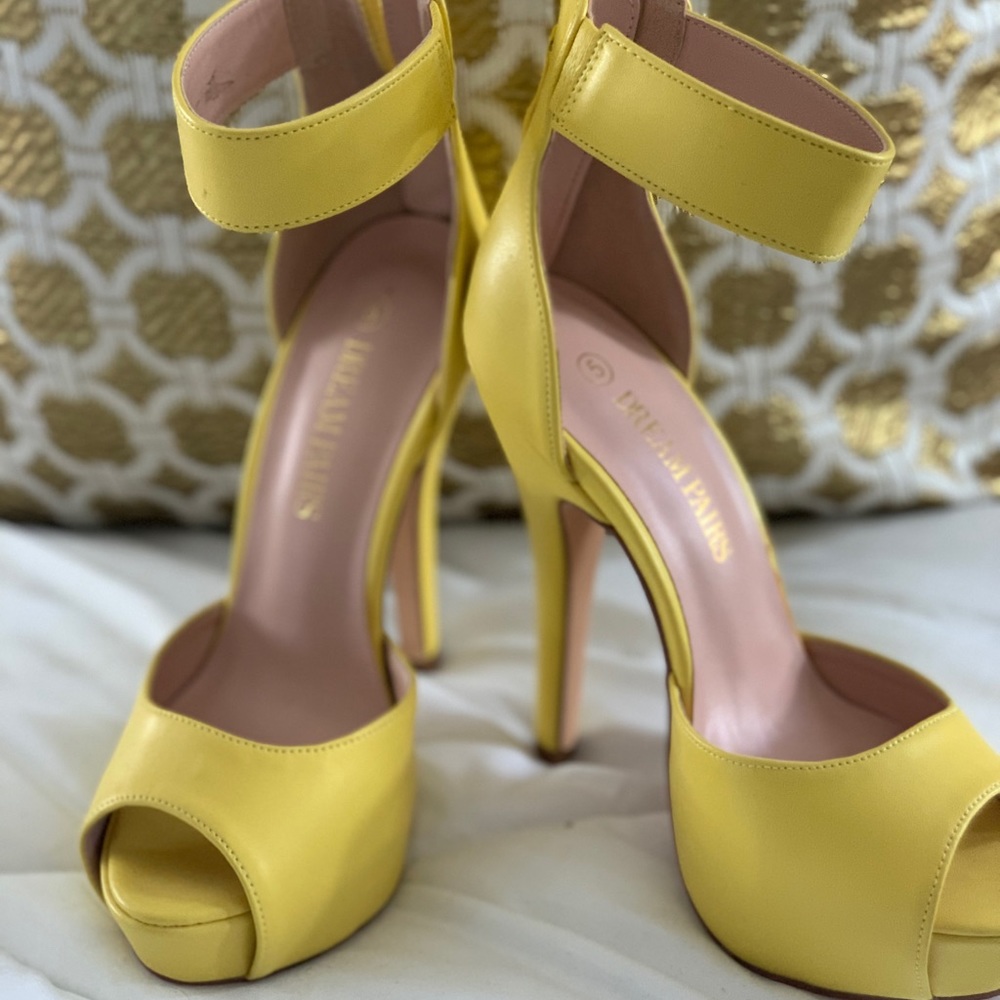 Tacones size 5.  Nuevos y en buenas condiciones.  Color amarillo .